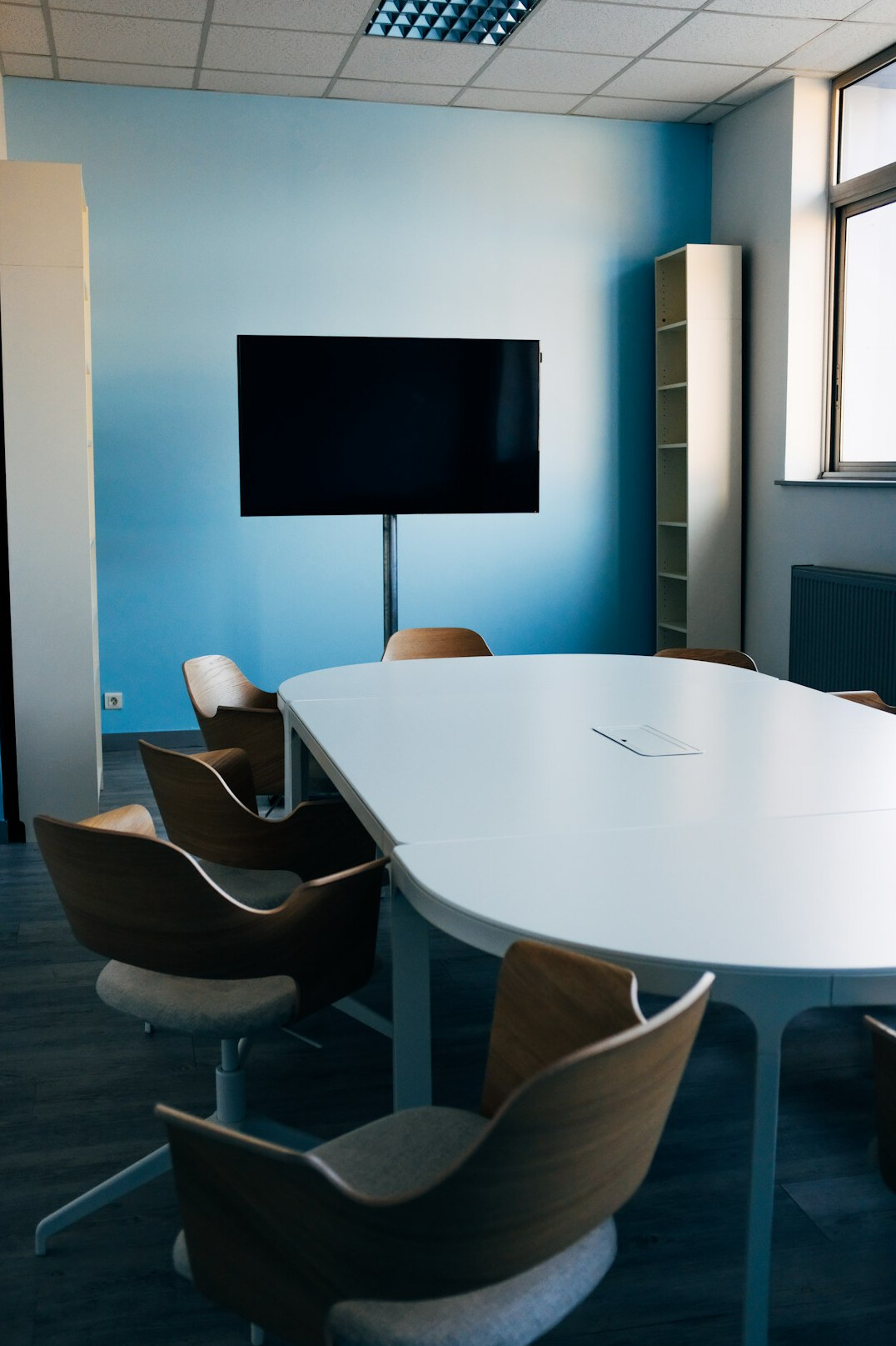 Bright meeting room with a long table and chairs